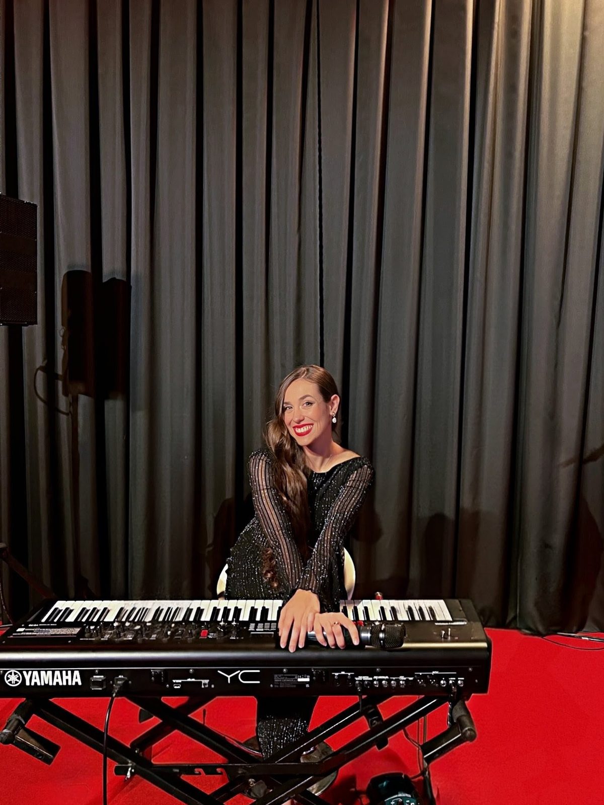 Gloria Monzonis al piano sobre el escenario